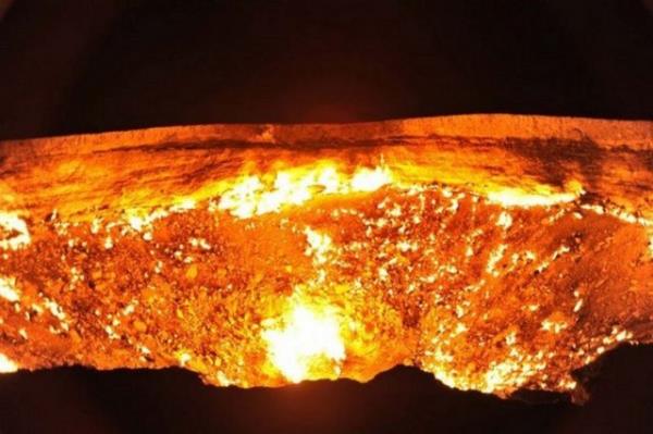 Bakent Akabat'a yaklak 250 kilometre uzaklktaki Merkez Karakum l'nde yer alan kraterin derinlii yaklak 50 metre, genilii ise 100 metrenin zerinde bulunuyor.