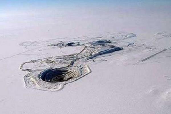Diavik Madeni'ni evreleyen sular donduu zaman madenin grnts ok daha etkileyici hale geliyor. Ar yalar kimi zaman byle durumlara yol aabiliyor.