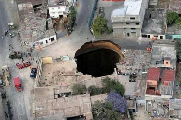 Guetamala'da 2007 ylnda ar yalar ve yeralt akntlar nedeniyle bir ukur ortaya kt ve birok evi yok etti.