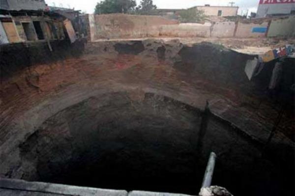 ABD'nin nl zgrlk Ant'nn boyunun 2 katndan fazla derinlie sahip olan bu ukur yaklak 100 metre derinlikte...