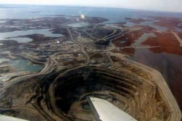 Yellowknife'n 300 kilometre kuzeydousunda yer alan Diavik Madeni, o denli byk ve evreden o denli yaltlm durumda ki, bir Boeing 737'nin bile ini yapabilecei byklkte uak pistine sahip