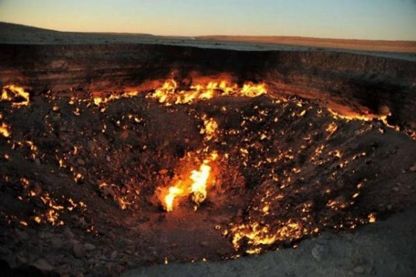 Trkmenlerin "Cehennem Kaps" olarak adlandrdklar krater, 1967 ylnda doalgaz sondajnn kmesi sonucu meydana geldi.