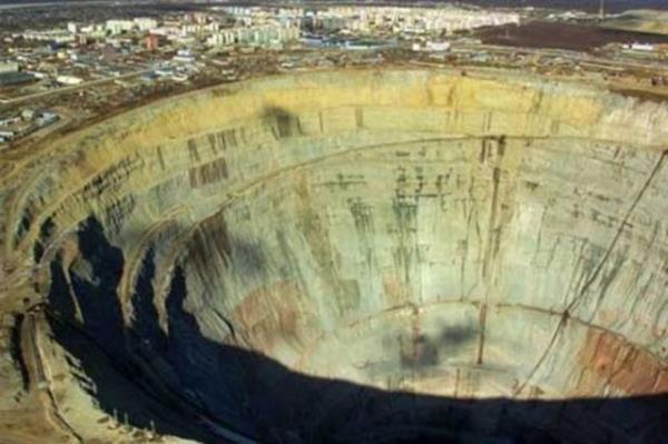 Mirny tam 525 metre derinliinde ve 1.25 km apnda.