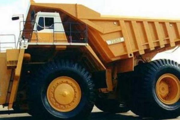 stteki fotoraftaki kamyon, dnyann en byklerinden. 13.36 metre uzunluunda, 7.78 metre geniliinde ve tam 6.65 metre yksekliinde.