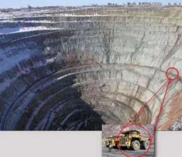 Devasa kamyon Mirny'de alrken ancak bu byklkte grntlenebiliyor...