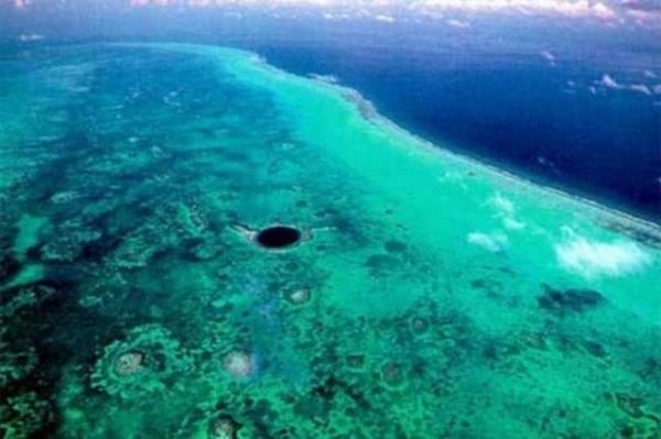 Dnyada bir ok "Mavi Delik" bulunmakta, ancak hibiri "Byk Mavi" kadar arpc deil