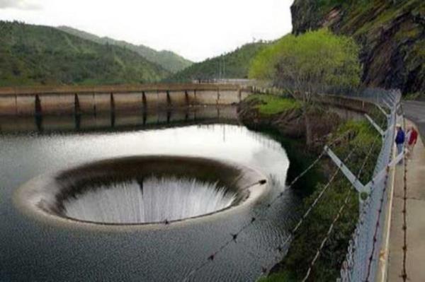 MANTICELLO BARAJI: Barajlarn tamalarn nlemek iin kullanlan delikler de etkileyici byklkte olabiliyor. Kuzey Kaliforniya'da yer alan Monticello Baraj'ndaki delik de bunlara bir rnek.