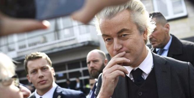 Sosyal paylam siteleri Facebook ve Twitter zerinden paylalan mesajlarda, Erdoan'n fotoraflar ve isminin yer ald geersiz ok sayda oy pusulalar yer ald.