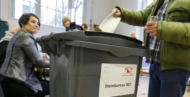 HOLLANDA seim sonular belli oldu. Hollanda seime giderken dn akam sosyal medyaya bu grnt damga vurdu. Oy kullanan bir vatanda, oy pusulasna Cumhurbakan Recep Tayyip Erdoan'n ismini ekledi ve oyunu bu ekilde kulland. Sosyal medyada ksa srede yaylan bu grnt gece boyu etkisini yitirmedi.