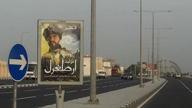 Dirili Erturul'un alt yazl ve dublajl versiyonlaryla bata Suudi Arabistan, Kuveyt, Msr ve Katar olmak zere birok Arap lkesinde takip edildii akland.    <p>  Arap dnyasn etkisi altna alan dizide sk sk duyulan baz kelimeler, baz Arap izleyiciler tarafndan gnlk konumalarnda kullanlrken, ok sayda gen de sosyal medya hesaplarnda Engin Altan Dzyatan'n canlandrd Erturul karakterinin fotoraflarn paylayor. Ayrca her yeni blmn ardndan Arap izleyiciler sosyal medyada diziyle ilgili paylamlarda bulunuyor.