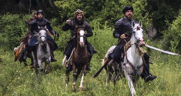 "TESADFEN KARILATIM" <p>    Dirili Erturul'un internetteki ilk alt yazl versiyonunu yaynlayan kanaln sahibi Katarl Abdullah Ahmed el-Haimi, dizinin bu kadar yaylmasn beklemediklerini syleyerek, "2015'in banda Osmanl tarihini aratryordum. Tesadfen sz konusu diziden bahseden bir siteye rast geldim. Dirili Erturul'un ilk dokuz blmn tercme edilmi ekilde izledim ancak sonrasnda tercme kesildi." diye konutu.