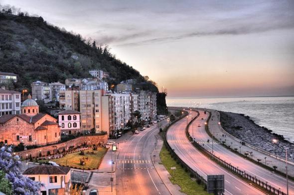 Yllk brt kira getirisi bakmndan en yksek getiri oranlar Aydn, Van ve Giresun&#8217;da lld. Endeks, ayn ay iinde, stanbul Asya yakasnda yer alan markal konut projelerinde yzde 0.61; stanbul Avrupa yakasnda yer alan markal konut projelerinde yzde 0.06 artt. Endeksin balang dnemine gre ise stanbul Asya yakasndaki projeler Avrupa yakasna kyasla 9.5 puan fazla art gsterdi.