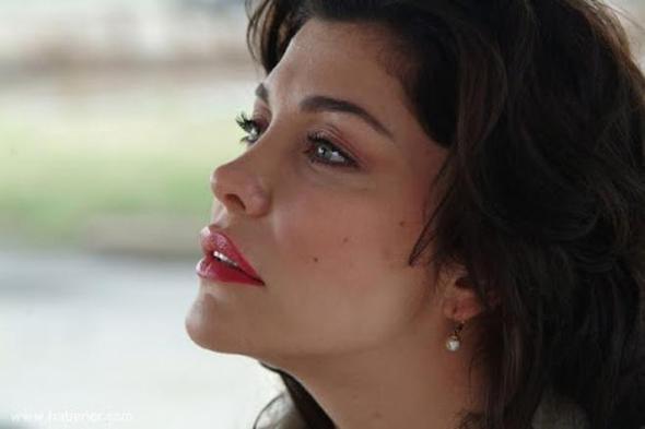 Beyaz yakal formas ile objektife poz veren Deniz Akkaya'y okul yllnda arkadalar "Snfn en uzun boylu kzdr. Sapsar salar, yemyeil gzleri onun zelliidir. Byynce milletvekili olmak istiyor. Deniz'e mr boyu mutluluklar" szleriyle anlatm...