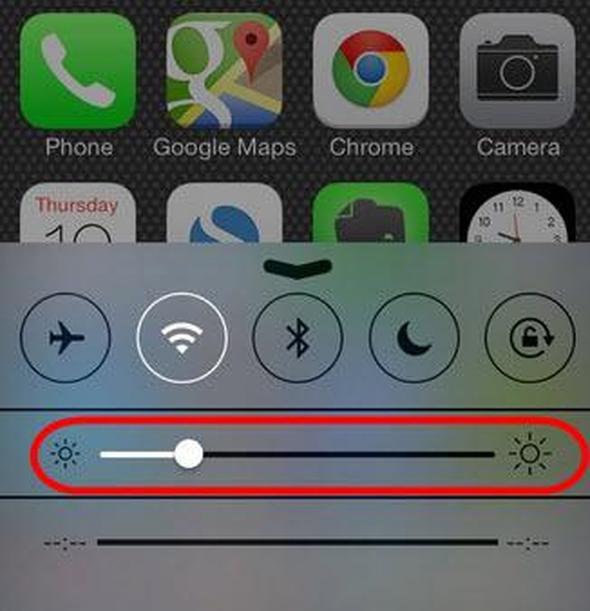 Ekran parlakln ksarak da batarya mrn uzatabilirsiniz. Gznz zorlamayacak ekilde parlaklk seviyesini AirDrop ayarn yaptnz blmden deitirebilirsiniz.