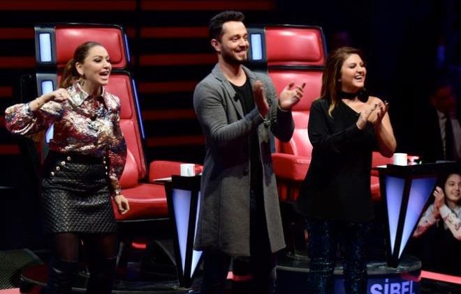 Bu yl Gkhan-Hakan'n takm ile Hadise'nin yarmaclar ampiyonlua daha yakn grnyor. Geen sezonun ampiyonu da Gkhan-Hakan'n takmndan kmt. Hi ampiyonluu olmayan Hadise iin bu yl adeta milli seferberlik ilan edilmi durumda. Acun Ilcal da dahil herkes Hadise'nin kazanmasn istiyor. Hatta Gkhan-Hakan bile ona attklar destekle Hadise'nin ampiyonluu iin alttan alta abalyorlar. Peki O Ses Trkiye'nin daha nceki sezon birincileri kimdi ve hangi jri yesi ka ampiyon kard? Gelin onlara da bakalm;