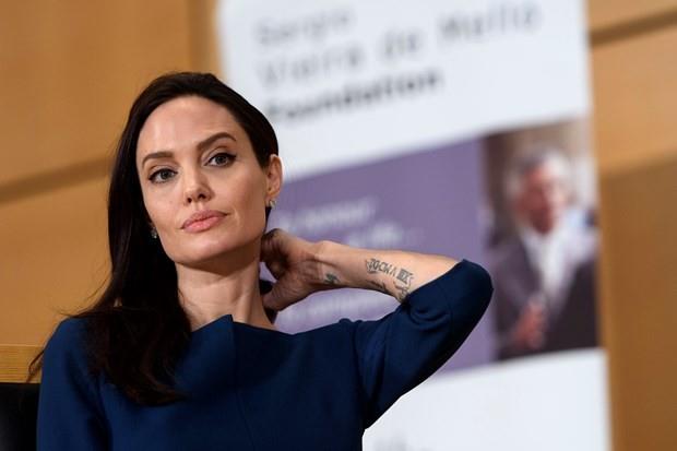 Oscar dll oyuncu ve Birlemi Milletler Mlteciler Yksek Komiserlii (BMMYK) yi Niyet Elisi Angelina Jolie, BM'nin ancak hkmetlerin politikalarn deitirmesi durumunda deieceini belirterek, "BM kusurlu bir organizasyon nk biz kusurluyuz. Bizden farkl deil" dedi. BM'nin bir paras olmasna kar 'liderlik'ten uzak bir yapda olduunu da syleyen Jolie'nin eletirileri Cumhurbakan Erdoan' da hakl kard.
