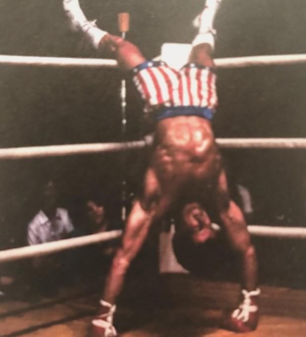 Sylvester Stallone, getiimiz hafta Instagram&#8217;da bir fotoraf paylat. Fotoraf, Rocky 3&#8217;e aitti. Fotorafta Stallone ringde ba aa grnyor.