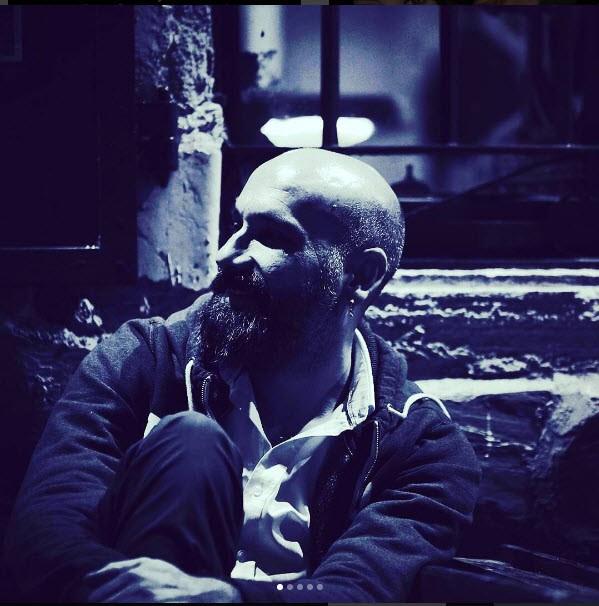 38 yanda olan Dodan zer Dodan zer, aslen Mu'un Varto ilesinden. stanbul'da yaayan Dodan zer, ailesi zmir'e yerleince mzie kendini daha ok verdi.