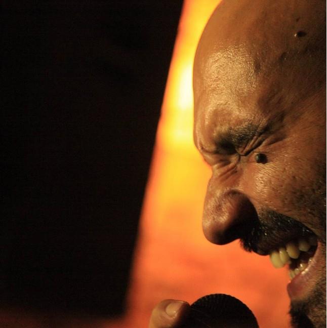 Dodan zer yllar nce sinemalarda gsterime giren Muro filminde de rol alm ve orada bir ark seslendirmi.