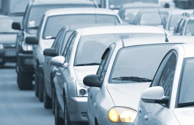 Yani 327 lira inecek. Trafie ktktan sonra ikinci yl kaza yapmayan otomobillerde fiyat 164 lira azalarak 630 liradan 466 liraya inecek.