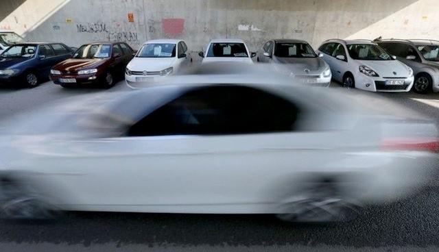 "Y NYETL ADIMLARA RAMEN MAKUL FYATLARA NMED"    <br>imek, Hazine Mstearl&#8217;nca, sigorta sektr lehine atlan btn iyi niyetli admlara ramen, zorunlu trafik sigortas primlerinin makul fiyatlara dmemesi nedeniyle tavan fiyat uygulamas karar aldklarn aklad.