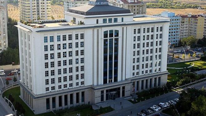 Binali Yldrm, AK Parti hkmetlerinde bakanlk yapan isimlerle AK Parti Genel Merkezi'nde kahvaltda bir araya geldi. Toplantya katlan isimler;