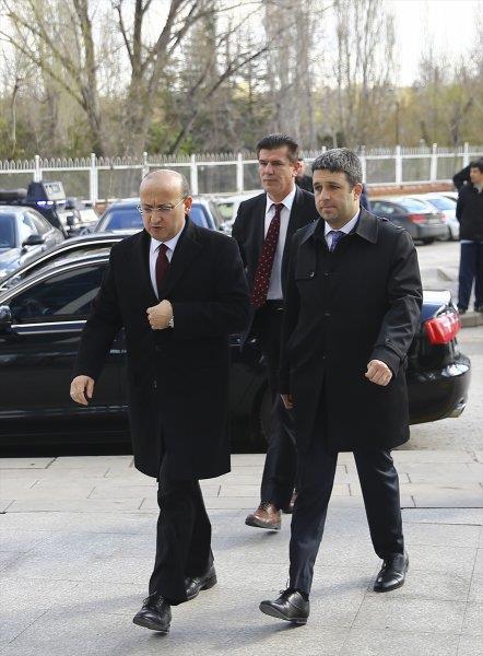 Eski Babakan Yardmclarndan Yaln Akdoan