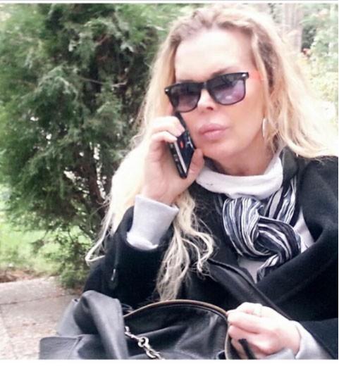 Emre E., BMW marka arata kendisini bekleyen Nesibe A. ile bulutu. Yolda giderken ara iinde konuan ikili, bir sre sonra baka bir ara tarafndan durduruldu. Otomobile alt kii daha bindi.