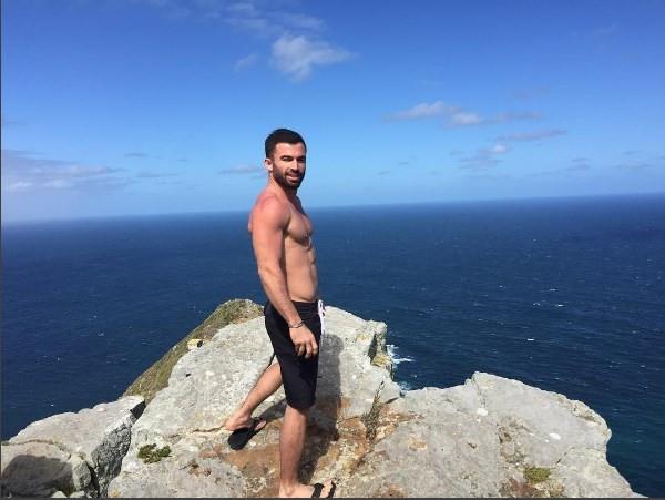 Turabi olay ann Instagram'dan paylat fotorafn altna yorum yaparak anlatt. Turabi'nin iddiasna gre kelepe taklan adam kelepeleri krnca Turabi battaniye ile mdahale etmi ve adam tam 2 metre boyundaym