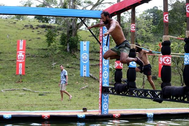 Kaybedilen dl oyunu sonras lhan Mansz ve Serhat Akn, ahika ile tartt.