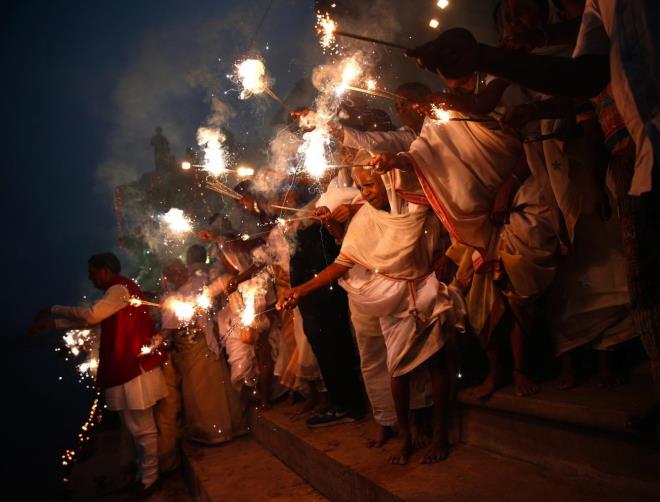 Bahailerde Nevruz   <p>Bahailer Nevruz&#8217;u hem bayram hem de bir tatil gn olarakta kutlarlar.Fakat bu kutlama sadece yeni yln kutlamas deil ayn zamanda tutmu olduklar 19 gnlk orucunda bitmesinin kutlanmasdr. 19 gnlk (2 Mart &#8211; 20 Mart Bahai takvimine gre Al aydr.) Baha orucunun bitimindeki gnn, gne batndan ertesi gnn gne bat arasndaki zaman Oru Bayram&#8217;dr. Bugn ayn zamanda Baha ylbadr. Bugnle takvimin son ay olan Al ay sonra ermi ve Baha aynn ilk gn balam olur. Bundan dolay bugne nevruz bayram ad da verilir. Bayram toplantsnda Nevruz&#8217;a ait Levih (Bahai inancndaki Tanr szlerinin derlendii kitap) ve dualar okunur.