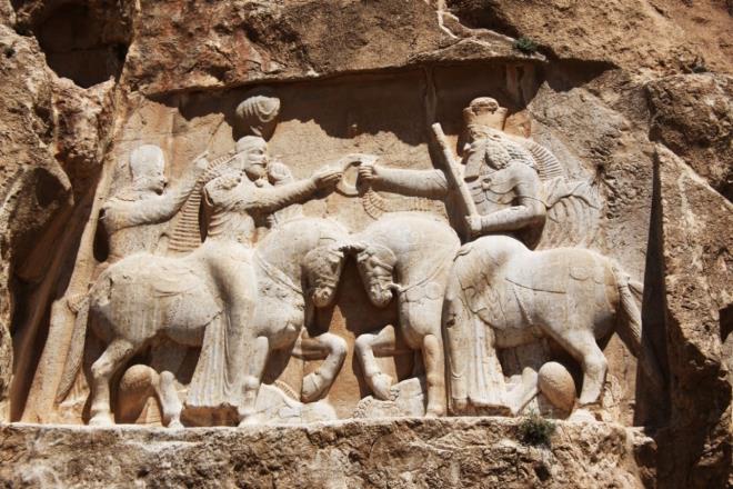 Kltrlere gre farkllk gsteriyor   <p>Pers kaynaklarnda ad geen Nevruz, ran ve Bahai takvimlerine gre yln ilk gnn temsil eder. Gnmz ran&#8217;nda slami bir kkenden ayrm bir enlik olarak kutlanr Nevruz. Baz topluluklar Nevruz&#8217;u 21 Mart&#8217;ta kutlarken, Kuzey Yarm Kre&#8217;de olanlar bahar temsilen 22 veya 23 Mart&#8217;ta kutlarlar. Zerdtlk ve Bahai&#8217;lerde kutsal bir gn olarak saylp tatil edilen bir gndr. Krtlerde Newroz bayramnn Krt ve ran mitolojisindeki Demirci Kawa Efsanesi&#8217;ne dayandna inanlr. Anadolu ve Orta Asya Trk halklarnda Gktrklerin Ergenekon&#8217;dan k anlamyla ve baharn gelii olarak kutlanr.