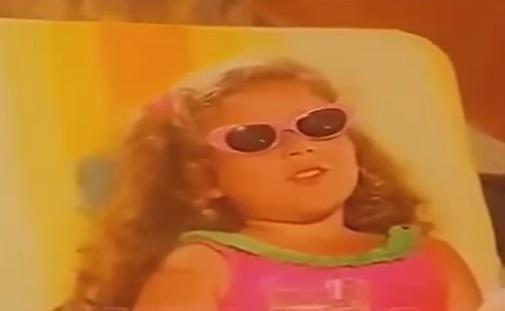 Pembe mayosu, gne gzlkleri, kvrck salar, elinden drmedii barda bir rol arkada beyaz ay!