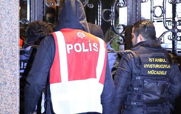 STANBUL MERKEZL 17 LDE OPESYON: OK SAYIDA GZALTI KARARI   <p>stanbul merkezli 17 ilde Fetullah Terr rgtnn (FET) emniyet yaplanmasna ynelik operasyon balatld. Kaaklk Sularyla Mcadele ube Mdrl ekipleri, gemiteki Kanun Hkmnde Kararnamelerle meslekten karlan ve aralarnda rtbelilerin de bulunduu 60 emniyet personelinin, rgtn gizli haberleme program ByLock'u kullandklarnn belirlenmesi zerine alma balatt.