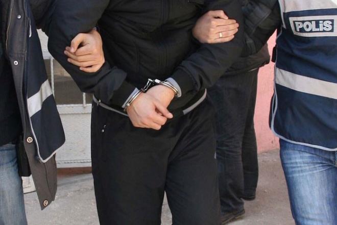 Hakknda gzalt karar verilen phelilerden yaklak 30'unun halen kurumda grev yapt, dierlerinin ise aa alnan ya da iliii kesilen eski personel olduu renildi. Aralarnda mhendis ve uzmanlarn da yer ald phelilerden bazlarnn cep telefonlarnda, terr rgtnn haberleme amacyla kulland ByLock program bulunduu kaydedildi.