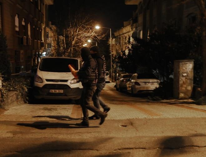Sz konusu soruturma kapsamnda, stanbul merkezli Adana, Afyon, Ankara, Balkesir, Bursa, Erzurum, Gaziantep, Hatay, zmir, Kayseri, Kocaeli, Manisa, Mersin, Osmaniye, Uak ve Yozgat'ta 60 adrese e zamanl operasyon dzenleyen ekiplerin, evlerdeki aramalar sryor.