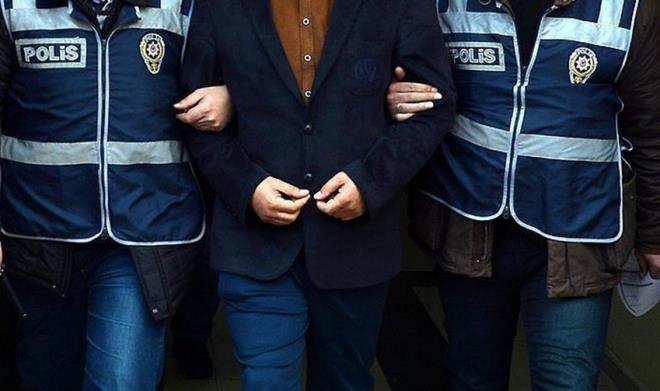 NEVEHR: ESK RETMEN TUTUKLANDI <p>    Nevehir'de Fetullah Terr rgt/Paralel Devlet Yaplanmas'na (FET/PDY) ynelik soruturma kapsamnda gzaltna alnan eski retmen tutukland. Cumhuriyet Basavclndan yaplan aklamaya gre, FET/PDY soruturmas erevesinde, hakknda tahkikat balatlan ve daha nce kanun hkmnde kararname (KHK) ile ihra edilen retmen Glcan A. gzaltna alnd. Emniyetteki ilemlerinin ardndan adliyeye sevk edilen zanl, karld mahkemece tutukland.