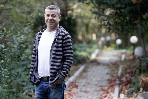 Trk pop mziinin en gl erkek seslerinden ve yorumcularndan 52 yandaki arkc Levent Yksel, son grntsyle herkesi artt. nl arkc Levent Yksel Akmerkez'de muhabirleri grnce hzla yryen merdivenlere doru ilerleyip gzden kayboldu. 52 yandaki Yksel&#8217;in yorgun hali dikkatten kamad. Levent Yksel'in bu grnts akllara "Hasta m?" sorusunu getirdi. Yorgun ve bitkin hali sevenlerini zecek.