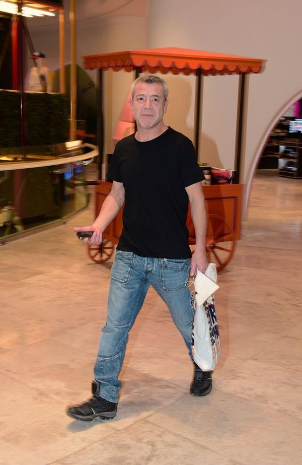 Levent Ykse, 21 Ekim 1964 Antalya doumlu. Sezen Aksu'nun yetitirdii yorumculardan...