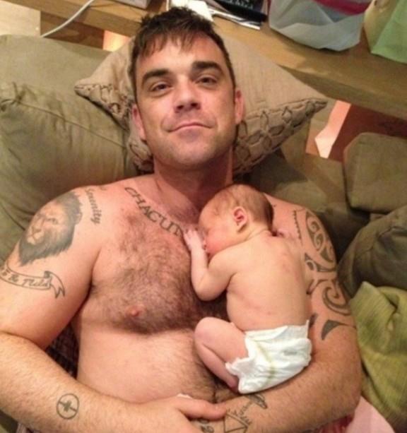 Robbie Williams ve kz Teddy/ Williams ve Trk ei Ayda Field, drt yl nce kzlarna kavutular, iki yl sonra da kzlar oldu. nl arkc, "Ben bir bebek bezi gzlemcisi, bez deitirici, bez deitirme efiyim. Bunu seviyorum. Geirmesini seviyorum. Onu beslemeyi ve bezini deitirmeyi seviyorum. Bu ok garip, bunu yegane bir ba kurma arac olarak gryorum" dedi.