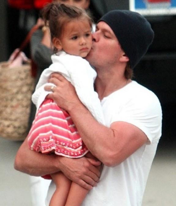 Matt Damon ve kz Gia/ Matt Damon, ei Luciana Barroso ile drt kz ocuu sahibi oldu. Babal tarif ederken, "Her ey dopdolu, her zaman dolu" yorumunu yapt.