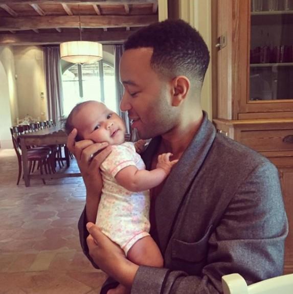 John Legend ve kz Luna/ Baba olmann her annn tadn karan Legend, "Kk ocuumuzda kendi yansmamz grmek gerekten inanlmaz" dedi.