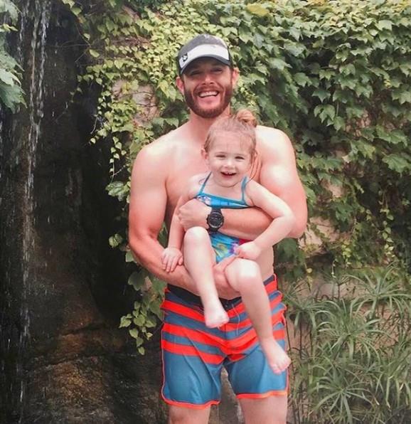 Jensen Ackles ve kz Justice/ lk ocuunun ardndan bir de ikizleri olan Ackles, hayatnda keskin bir deiim yaadn, dengesinin deitiini yle anlatt: "Arabay park edersiniz, arabadan inersiniz, baka bir araca binersiniz, yolun solundan ilerlersiniz."