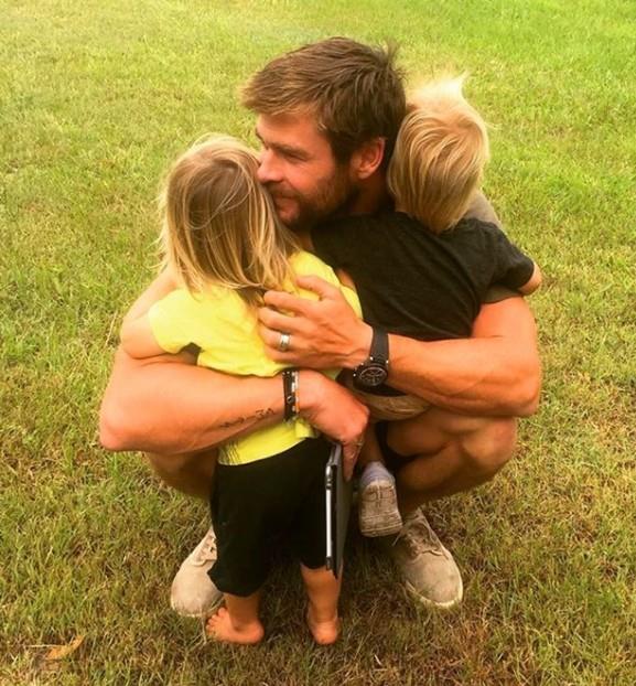 Chris Hemsworth ve ikizleri Tristan ile Sasha/  ocuk babas olan Hemsworth, "Babalk bir grev. Ama hayatta yapmak isteyeceim en iyi grev" dedi.