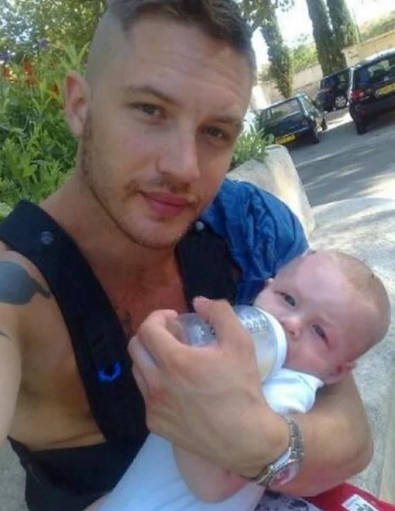 Tom Hardy ve olu Louis/ Bu zamana kadar pek ok roln stesinden gelen aktr, "Ben birinin babasym, ilk ve ncelikli olan bu" diyerek, babal her eyin stnde tuttuunu belirtti.