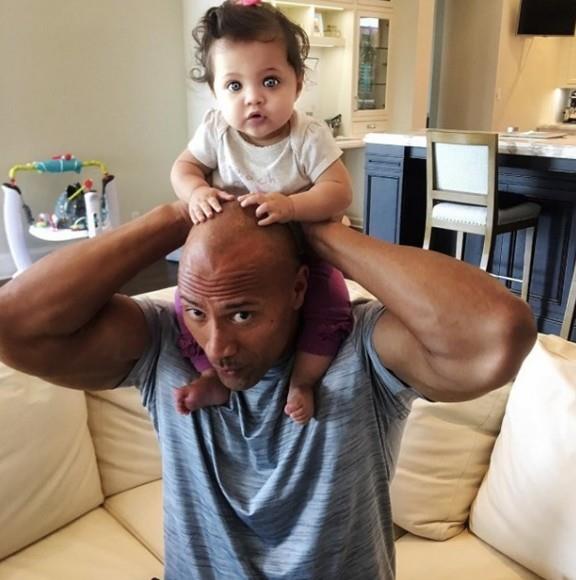 Dwayne Johnson ve kz Jasmine/ Eski einden yetikin bir kz olan Johnson, bir yl nce kz arkadandan kz Jasmine'e kavutu. "Babalk, hayatmda yaptm en iyi meslek, hayatmda yapacam en iyi meslek" dedi.