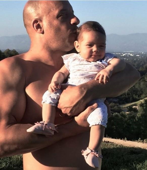Vin Diesel ve kz Pauline/ Vin bir olan, iki kz ocuu babas bir oyuncu. Babaln hayatnn en cesur rol olduunu syleyen aksiyon yldz, "Hayatmdaki en lgn rol nedir? Babalk" eklinde konutu.