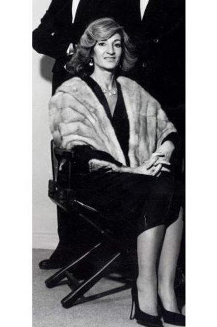 ECLA UYGUR. Tiyatronun baarl ismi Necla Uygur'un be olu var. nl sanatnn iki olu anne ve babasnn izinden yryerek tiyatro oyuncusu oldu.