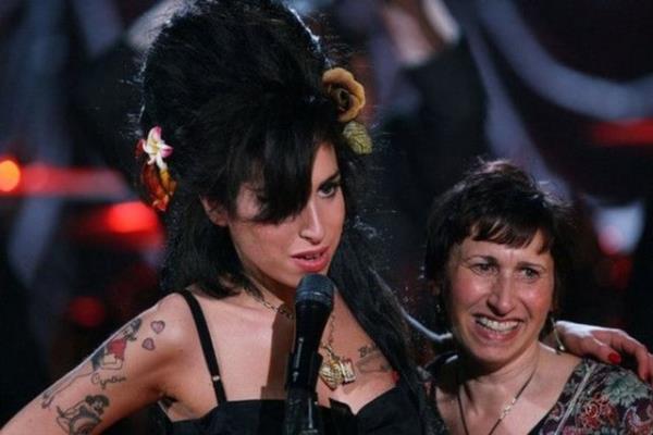 Amy Winehouse`un annesi Janis Winehouse