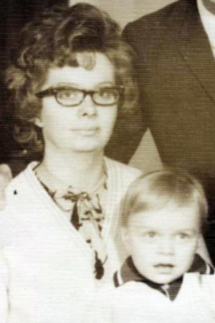 <b>NURTEN ZTRK.</b> Delicesine sevdii adamla evlenen ve iki ocuk dnyaya getiren Nurten ztrk, oullarn bir an olsun yalnz brakmyor. ovmen Beyaz'n annesi olan Nurten Hanm magazin basnna da olduka aina.